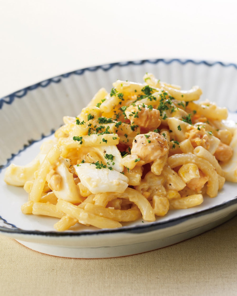 Macaroni and cheese dish with herbs on a decorative plate