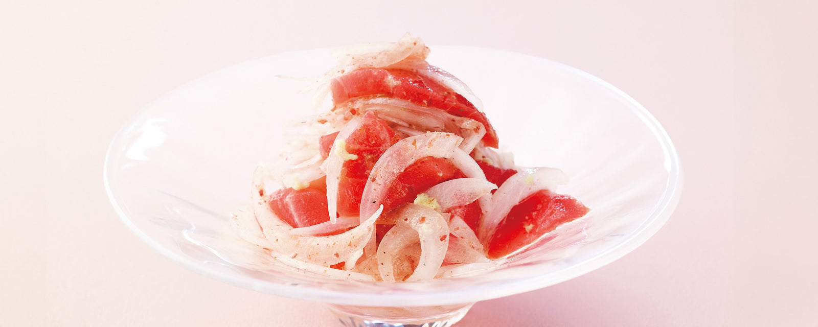 Tuna and onion salad dressed with sesame oil and vinegar in a glass bowl