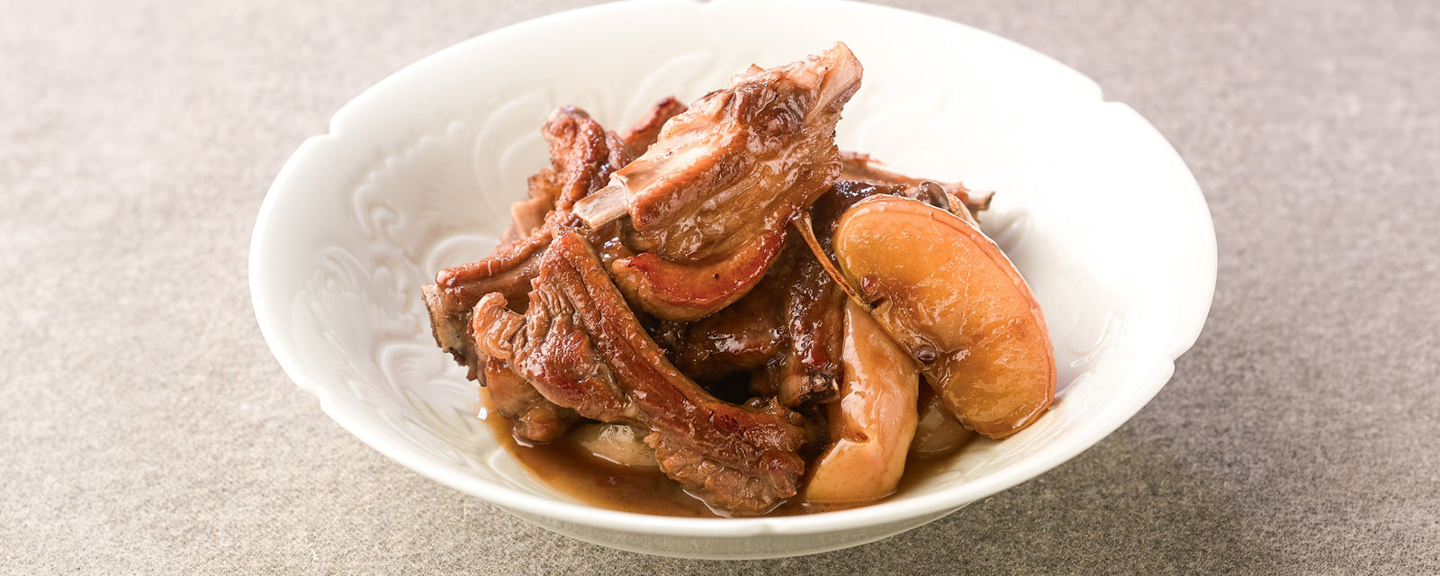 Sparkling Water–Braised Spare Ribs with apple and Kayanoya Original Dashi Stock Powder.